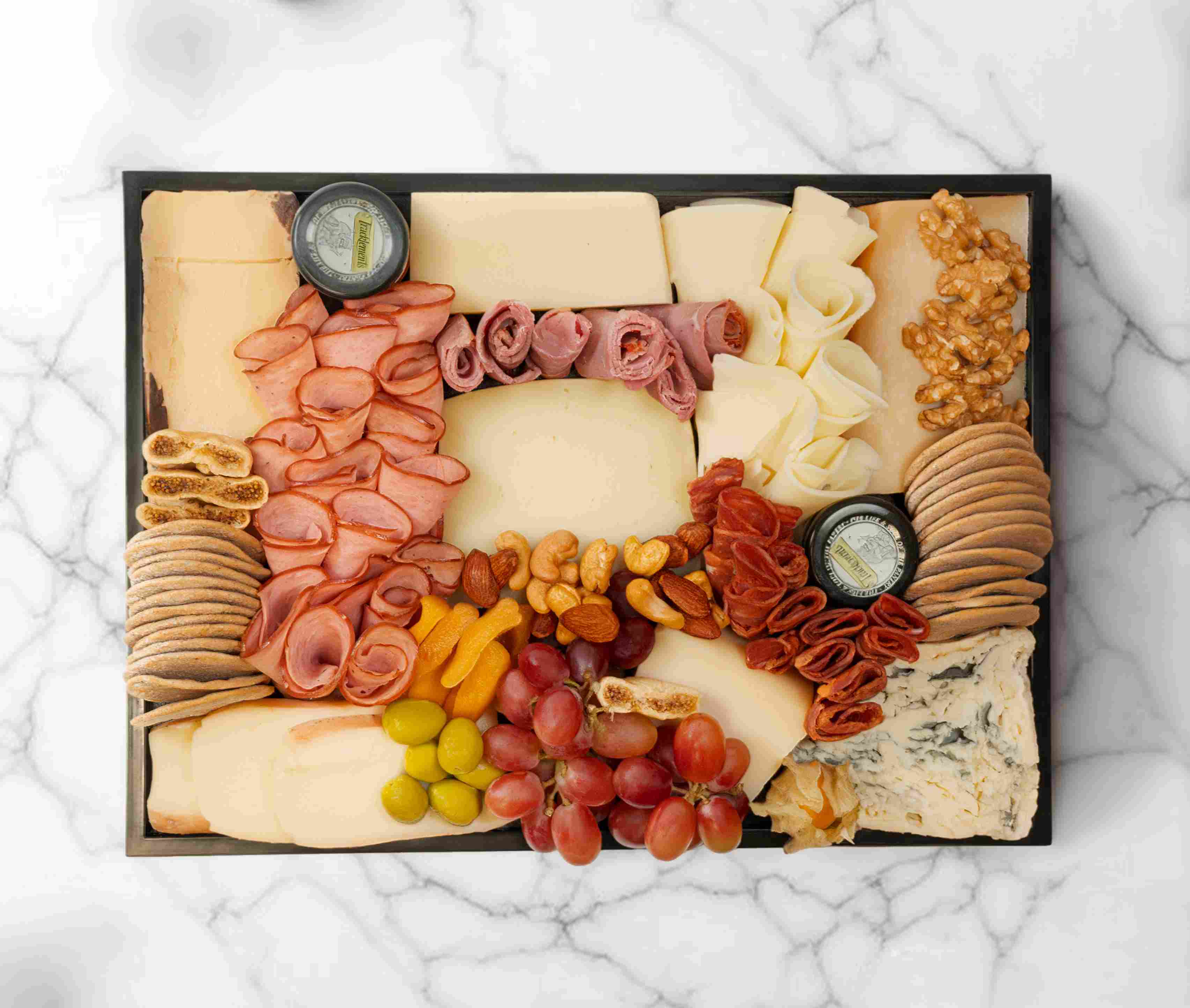 Medium Italian cheeseboard with regional cheeses, charcuterie, and fruits, serving 5–7 people.